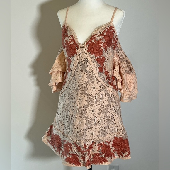 [CLEARANCE - Send Offers!] LACE MINI DRESS WITH LACE CAP SLEEVES - Picture 2 of 9
